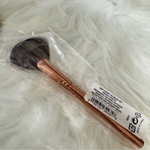 Light Stroke Fan Brush with Rose Gold Handle